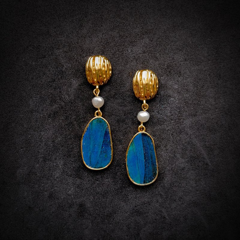 【手作】孔雀羽毛点翠工艺 淡水珍珠耳钉——熔金 - 耳环/耳夹 - 铜/黄铜 