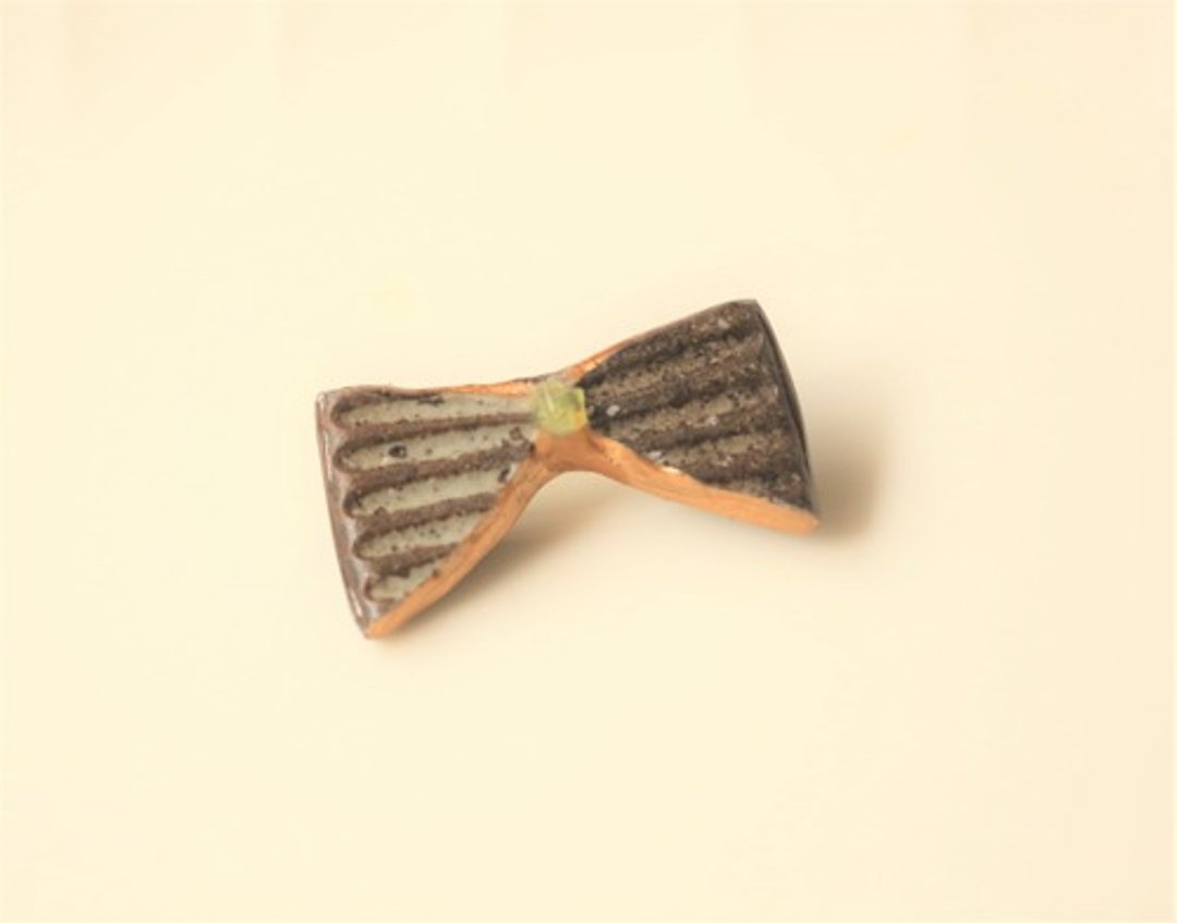 Karatsu ware porcelain piece x Kintsugi ribbon brooch (peridot) - 胸针 - 陶 
