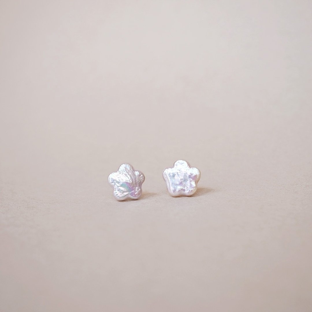 独一无二 花朵淡水珍珠耳环 - 耳环/耳夹 - 珍珠 白色