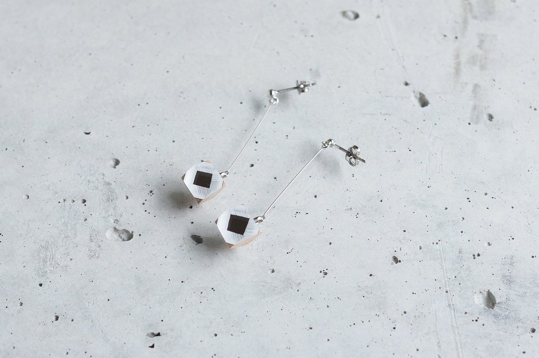 Swing Nut Earrings / SILVER - 耳环/耳夹 - 木头 银色