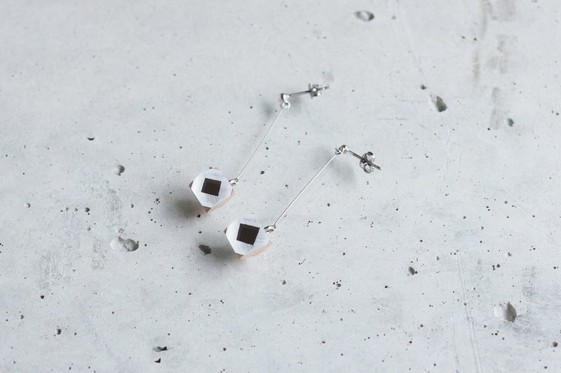 Swing Nut Earrings / SILVER - 耳环/耳夹 - 木头 银色