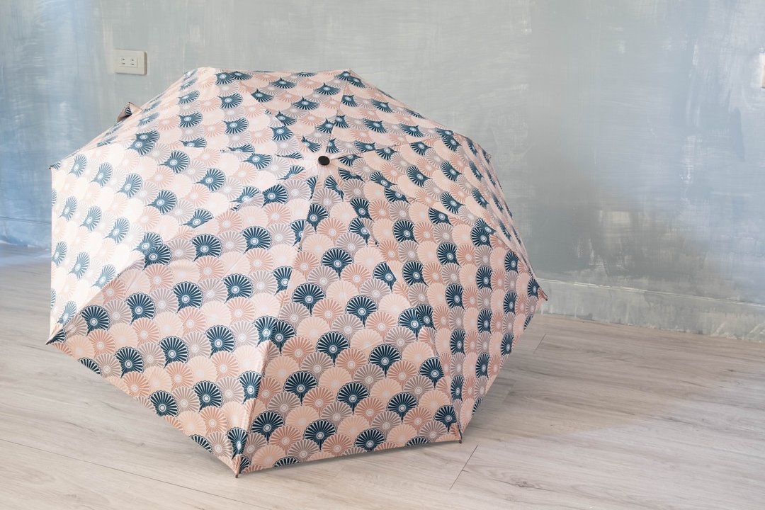 UrbaneUmbrella 抗UV黑胶伞 / 三折手开 / 雏菊 - 雨伞/雨衣 - 其他人造纤维 多色