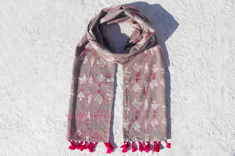 手缝丝巾/刺绣丝巾/手工刺绣围巾/手缝绵线丝巾-优游绿洲的鱼 - 丝巾 - 棉．麻 多色