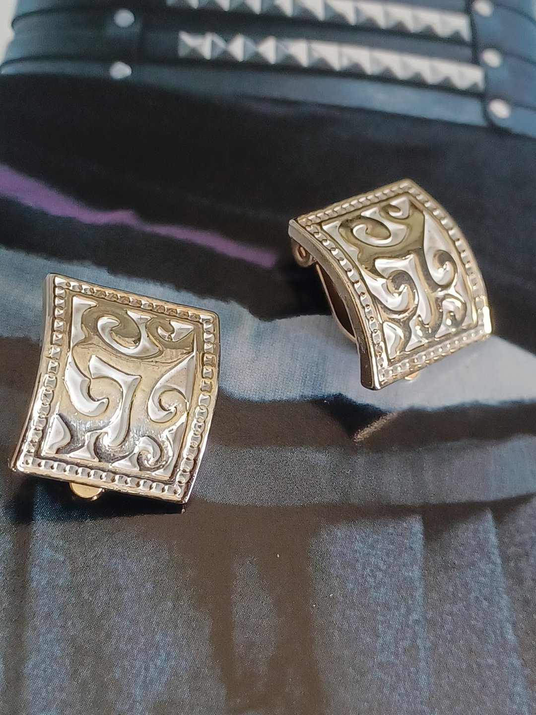 vintage jewelry  典雅立体金色图腾 夹式耳环 - 耳环/耳夹 - 其他金属 