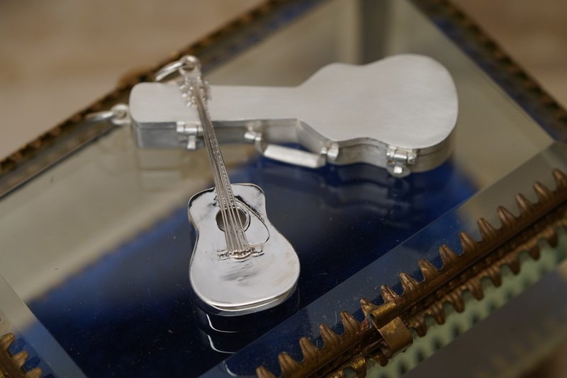 925银迷你乐器吊坠系列 - 结他 (不含项链) - 项链 - 纯银 银色