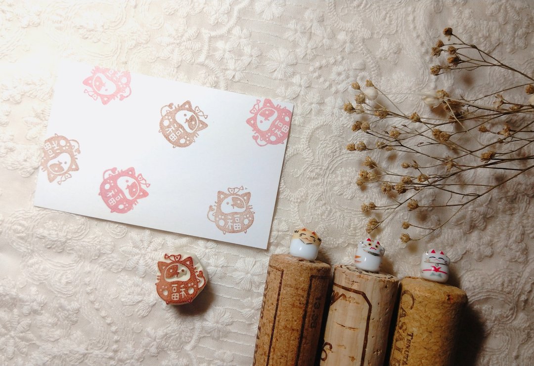 | 展示作品 |【猫之日限定商品】软木塞小猫福神B款 手刻印章 - 印章/印台 - 橡胶 