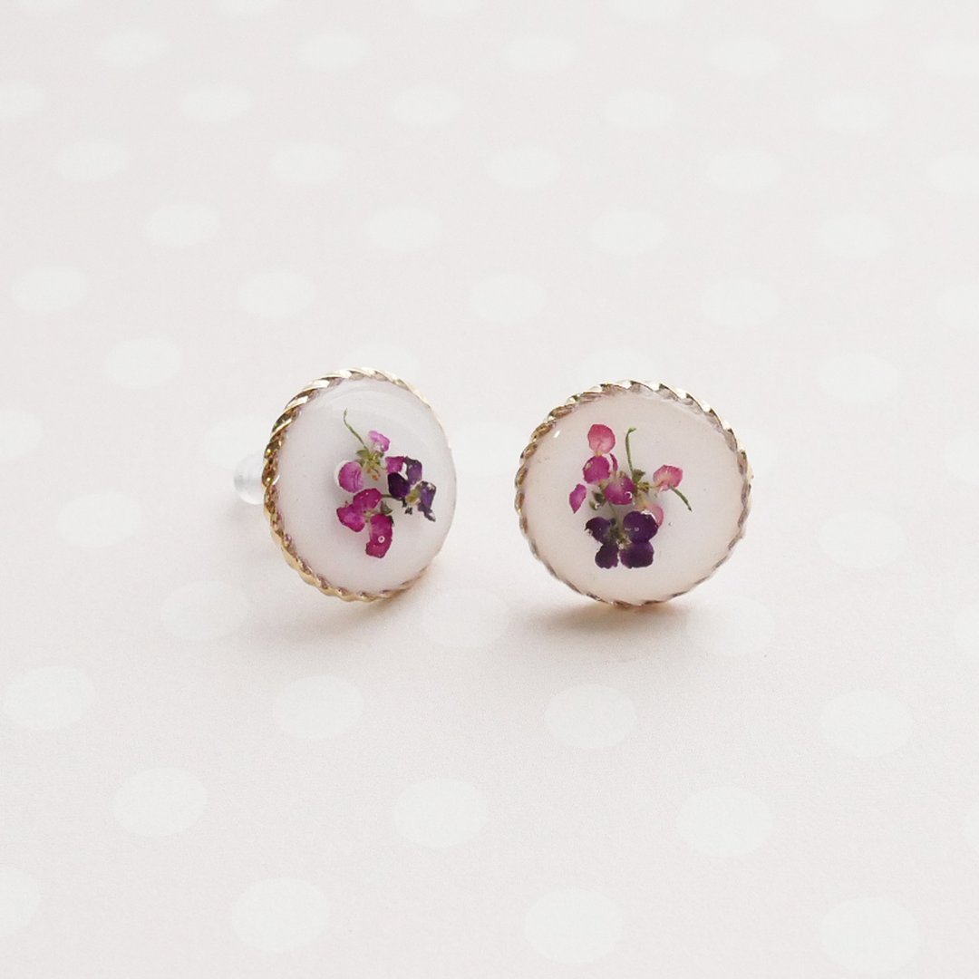 Pressed flower earrings - 耳环/耳夹 - 树脂 白色
