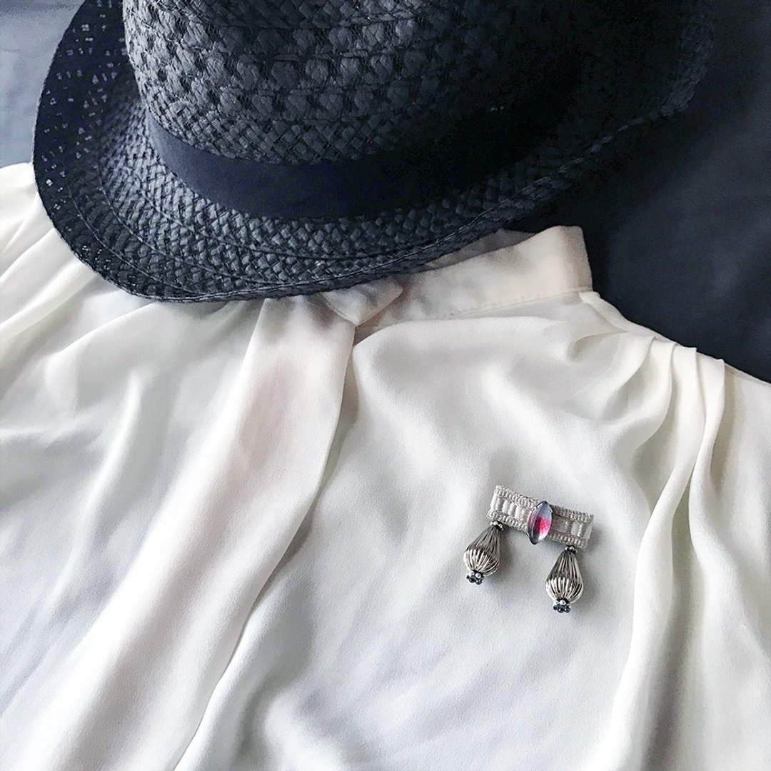 Curtain call Brooch silver × pink - 胸针 - 聚酯纤维 银色
