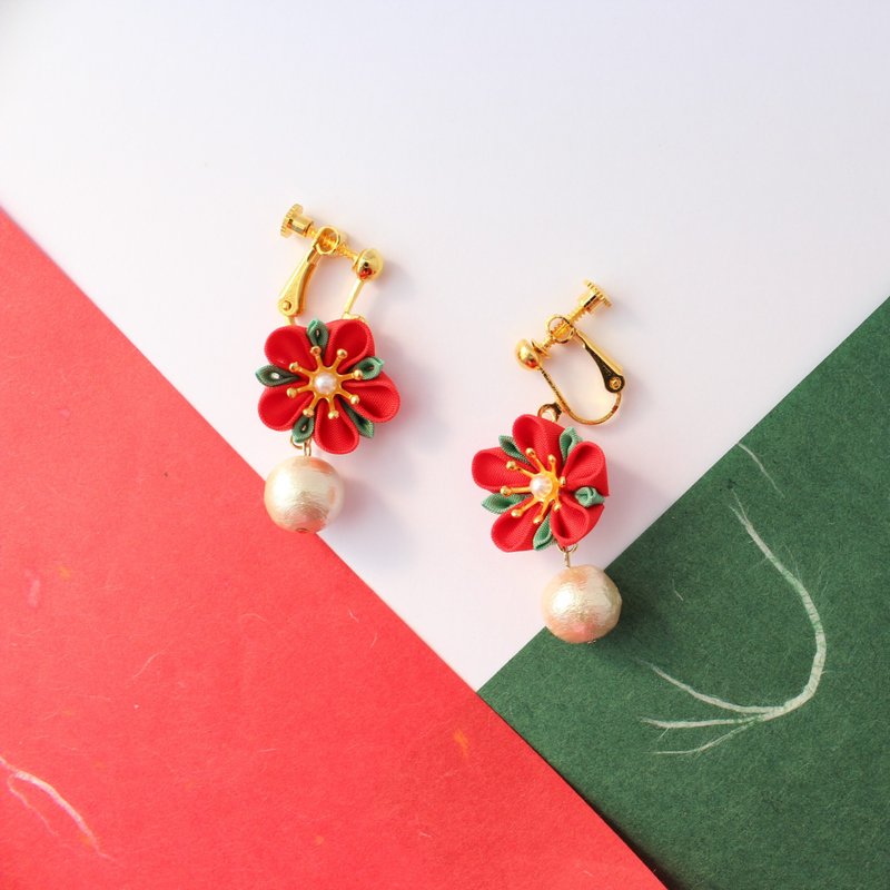 Kanzashi Christmas flower clip-on earring/ resin non hole earring - 耳环/耳夹 - 丝．绢 红色