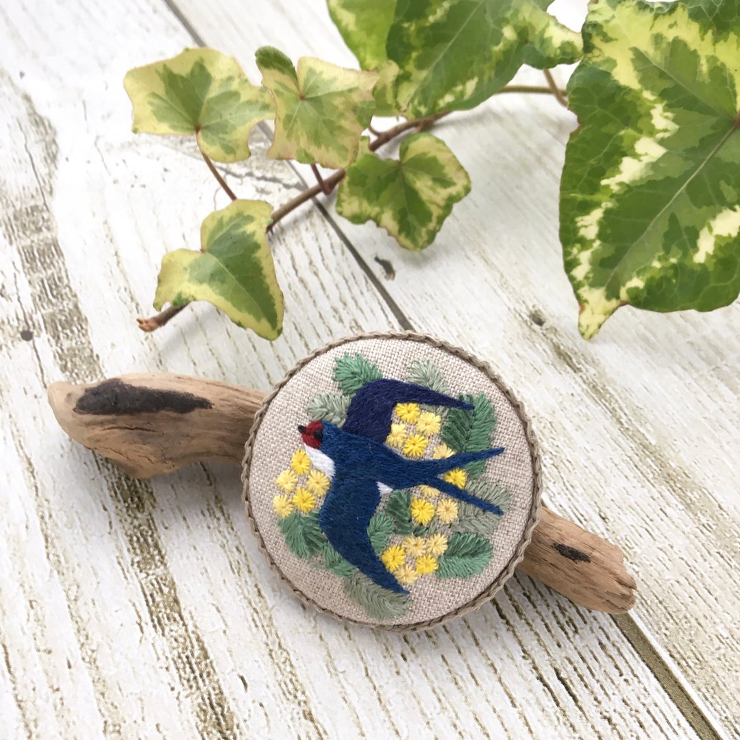 Swallow and mimosa hand embroidered brooch - 胸针 - 绣线 黄色