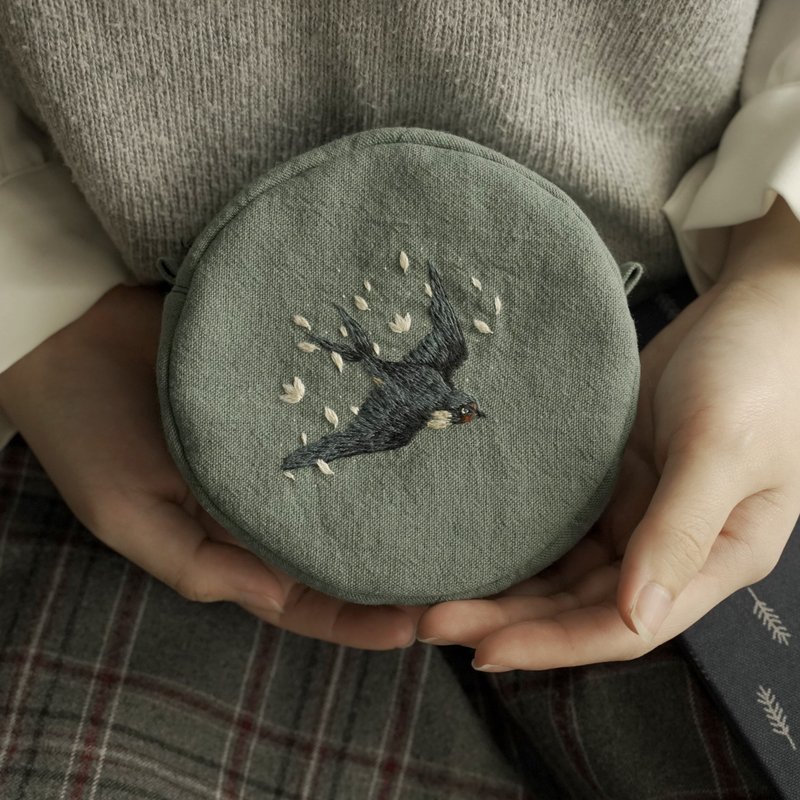 手工刺绣 \ 收纳包 \ 花瓣燕子 - 化妆包/杂物包 - 棉．麻 