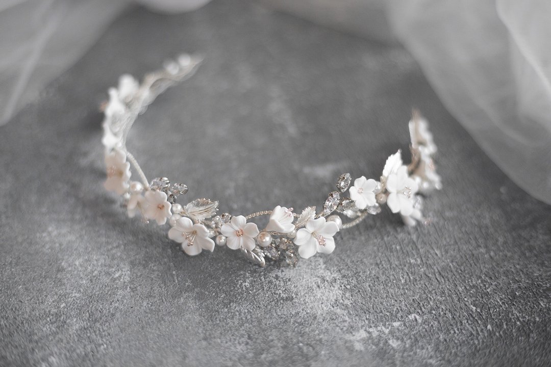 White floral hair piece for bride, Flower bridal hairclip - 发饰 - 粘土 白色