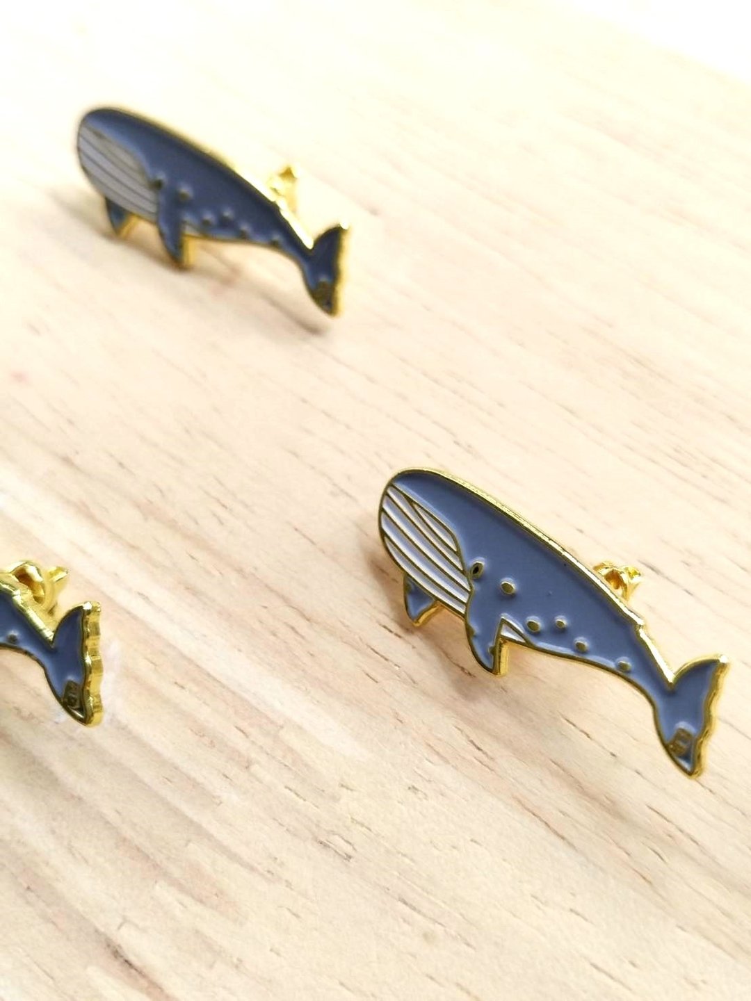 Blue Whale Baleen Whale Enamel Pin - 胸针 - 其他金属 多色