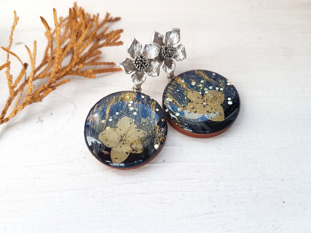 Earrings wirh real flowers hydrangea and hand painted - 耳环/耳夹 - 木头 黑色
