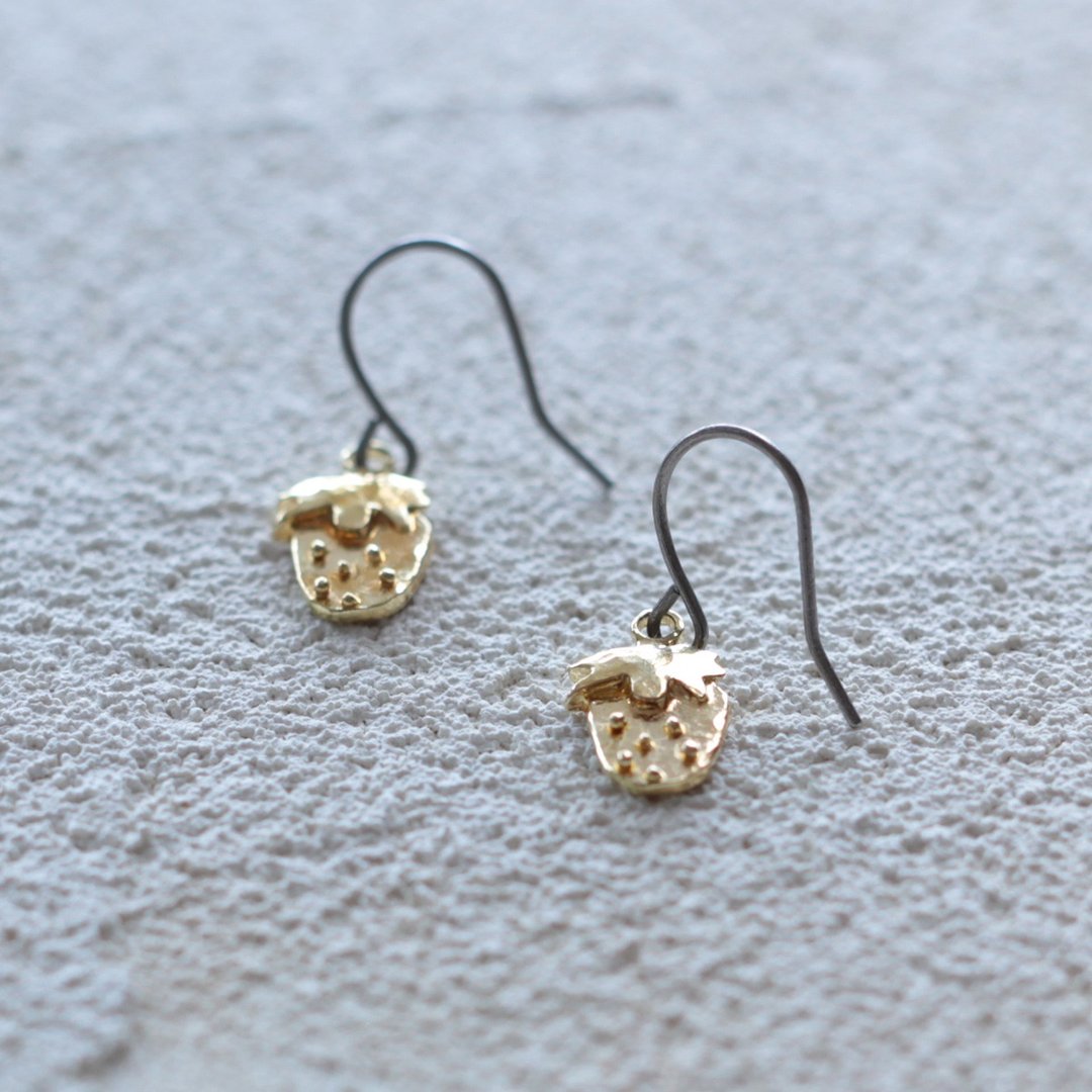 Small strawberry earrings P470 - 耳环/耳夹 - 其他金属 金色