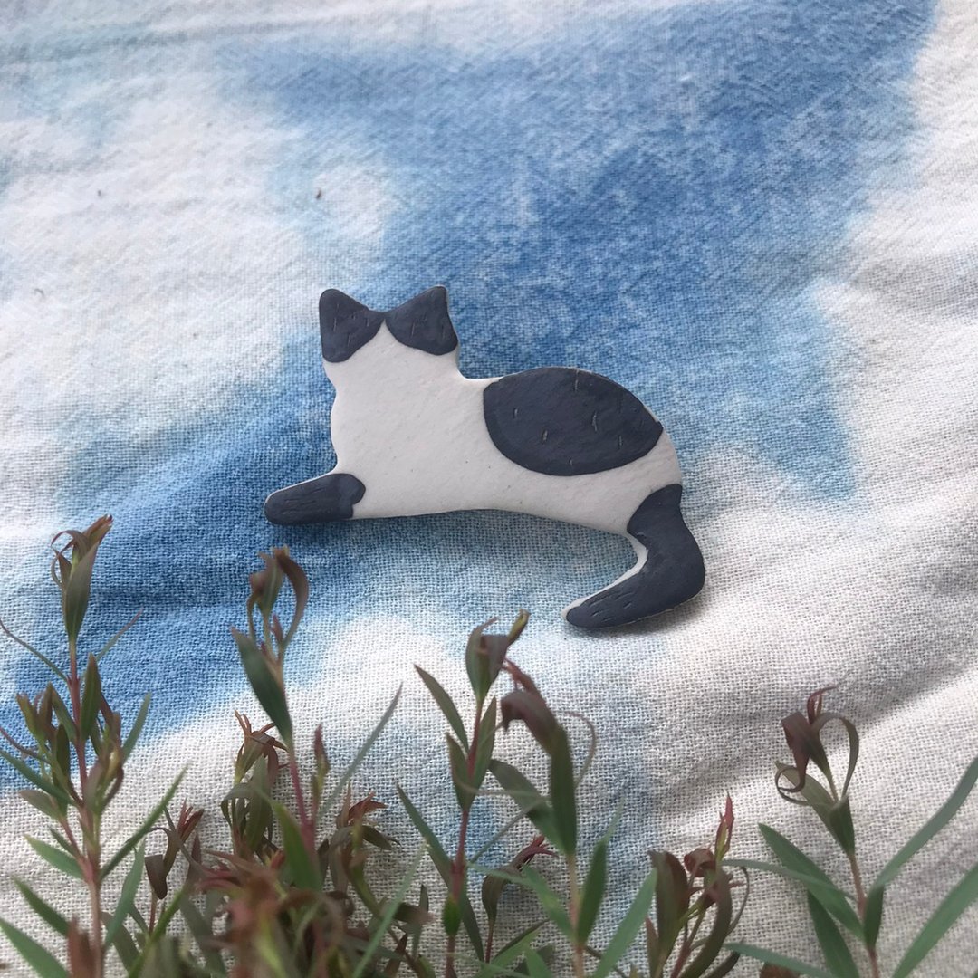 Black and white Cat  / ceramic brooch / handmade - 胸针 - 陶 白色