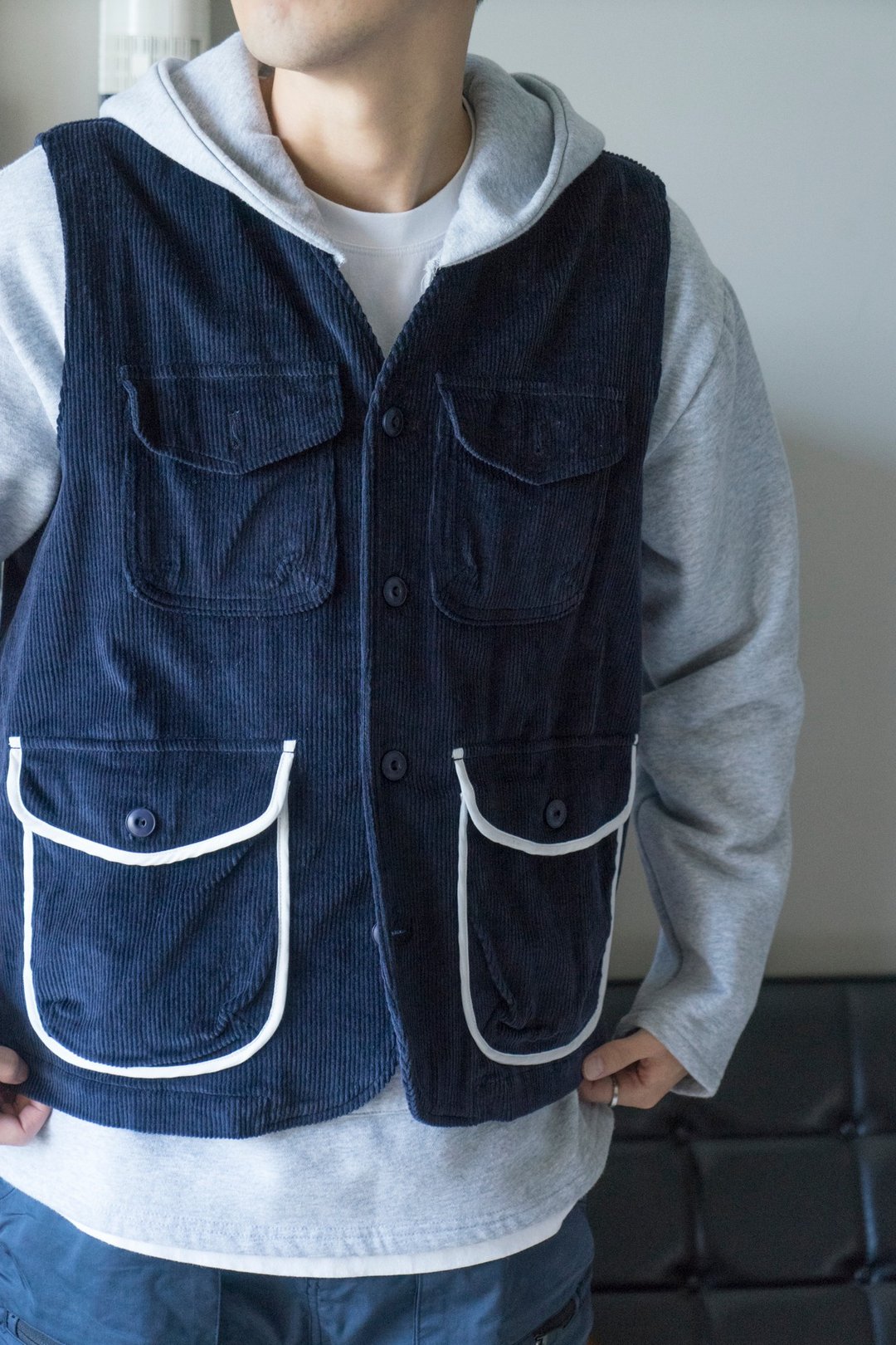 VEST 復古燈芯絨馬甲 秋冬日系休閒內搭V領口袋馬甲 疊搭單品 - 男装背心 - 棉 蓝色