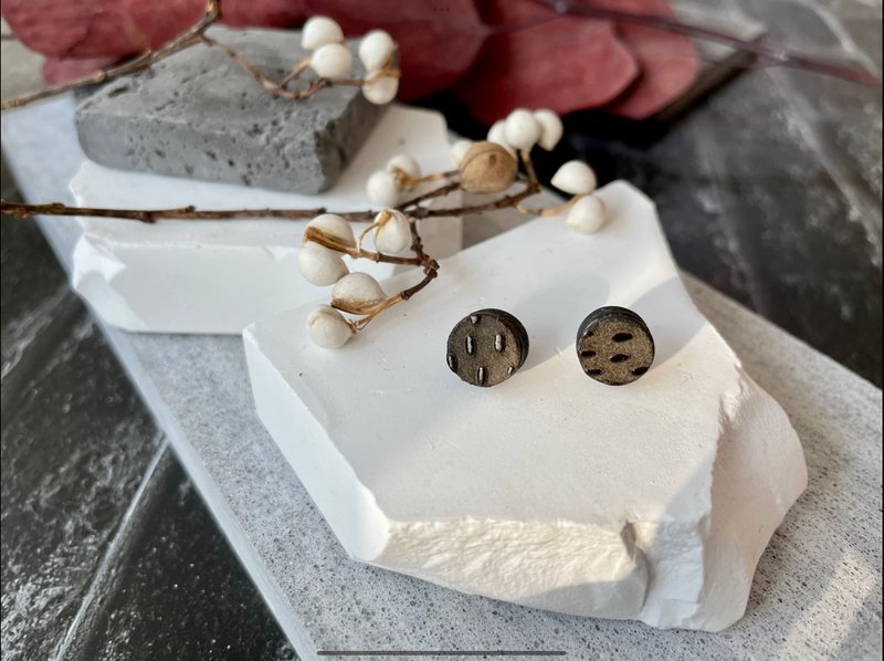 Darkness 极。黑 皮革耳环 东京手压牛皮 凹凸纹 圆形 - 耳环/耳夹 - 真皮 黑色