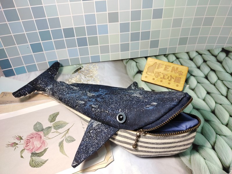 海洋生物袋物系列-美国限量棉布-手作海洋风闪亮银星烫银鲸鱼笔袋 - 铅笔盒/笔袋 - 棉．麻 