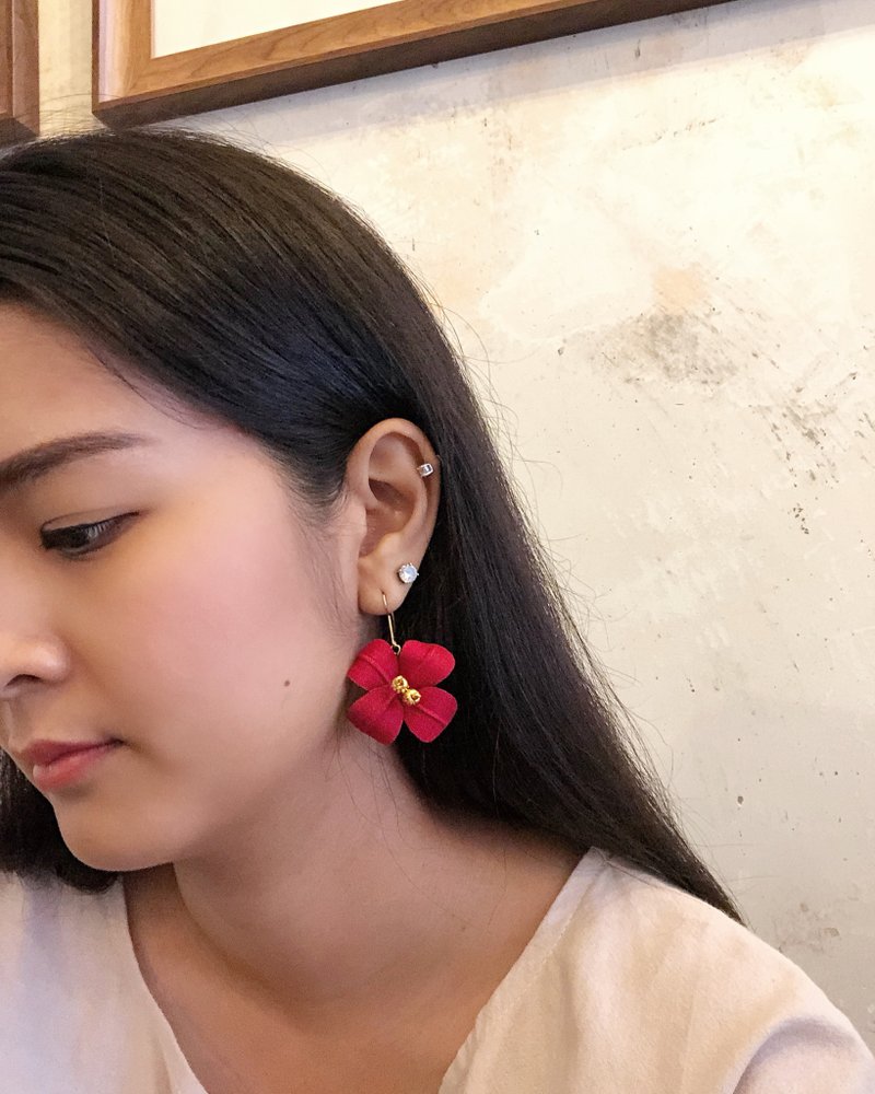 Thai silk earrings - 耳环/耳夹 - 丝．绢 红色