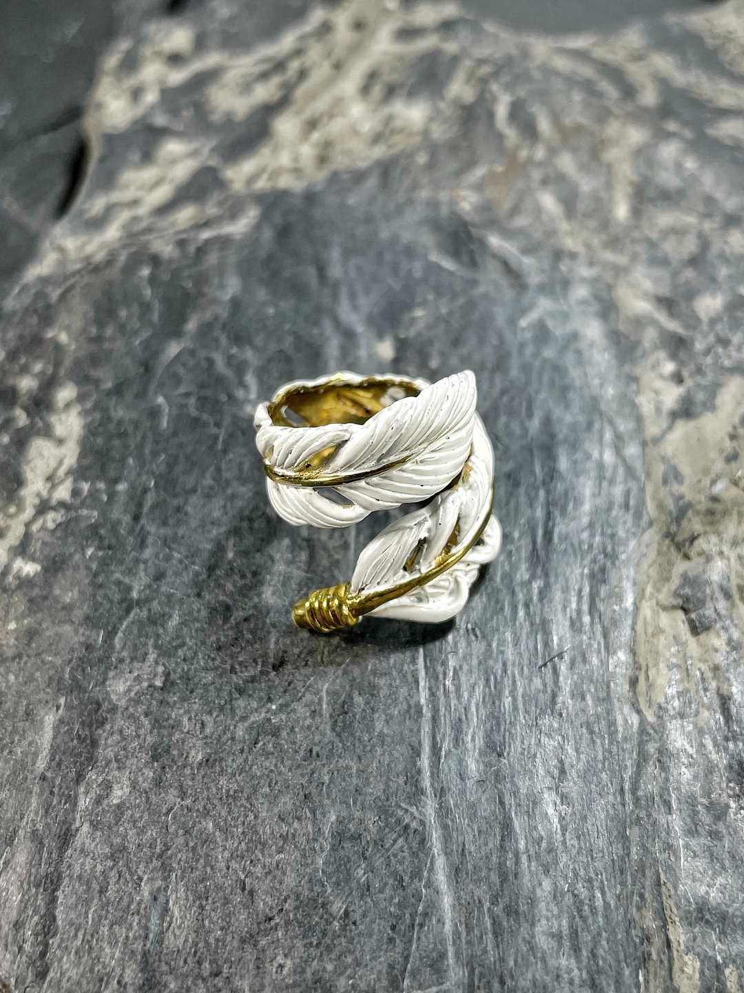 White Patina Native American Feather Ring. - 戒指 - 其他金属 