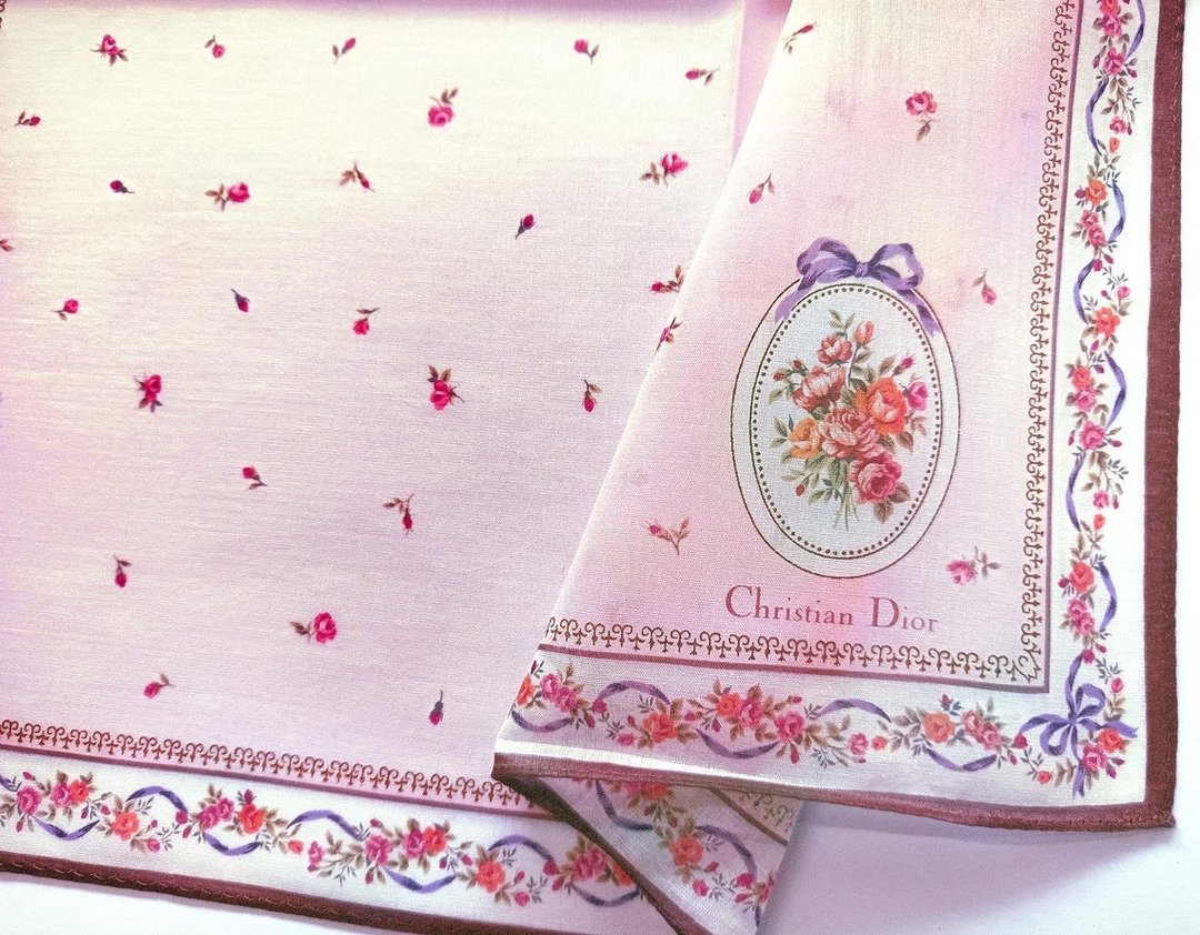 Christian Dior 复古手帕 – 粉红玫瑰与百合花边框 19 x 19 英寸 - 手帕/方巾 - 棉．麻 粉红色