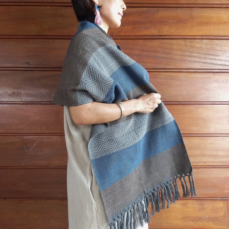 Geometric pattern handwoven shawl / Vegetable dyed cotton / Dark gray / Thai fair trade product - 围巾/披肩 - 棉．麻 灰色