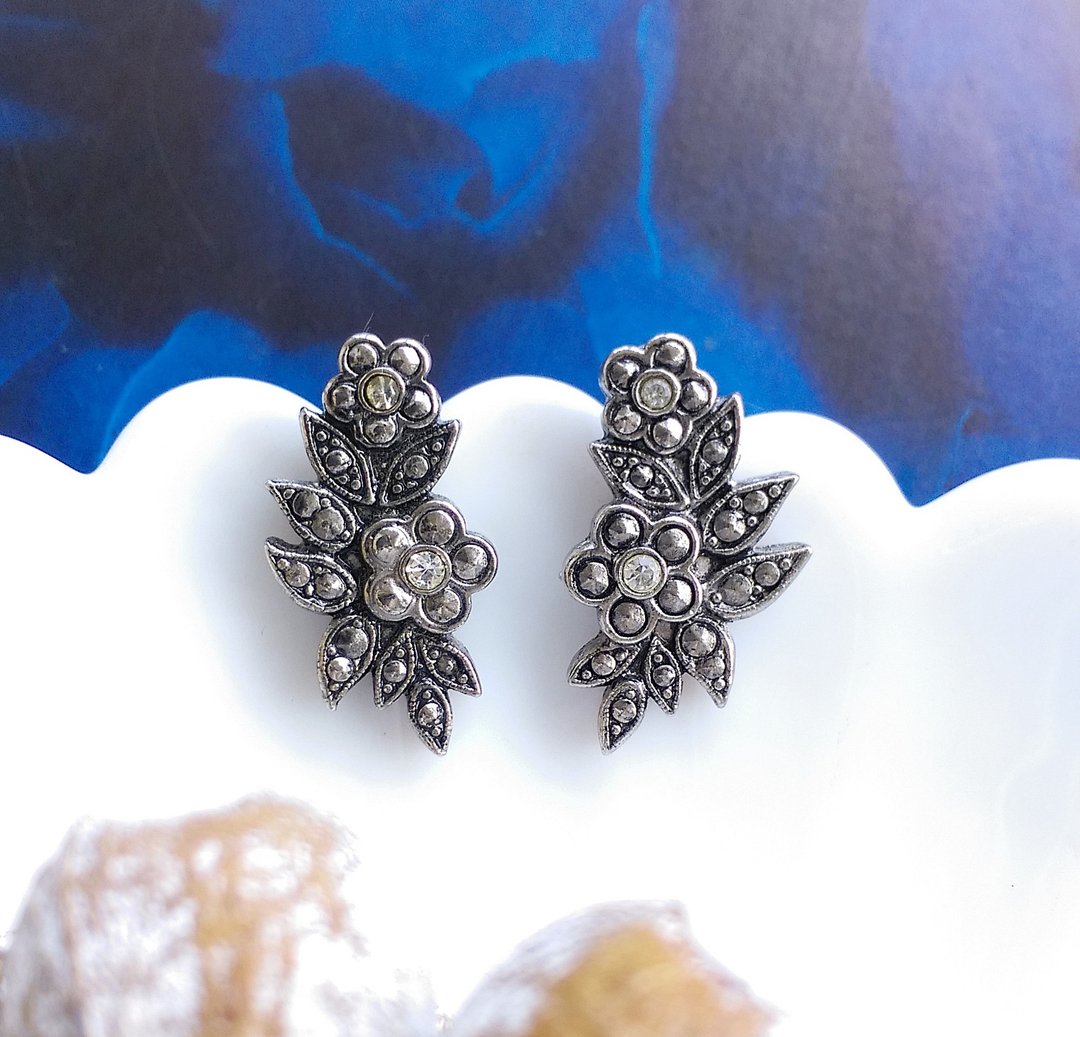 Vintage Jewelry 西洋古董饰品 AVON 银色调 优雅 花卉 针式耳环 - 耳环/耳夹 - 其他材质 白色