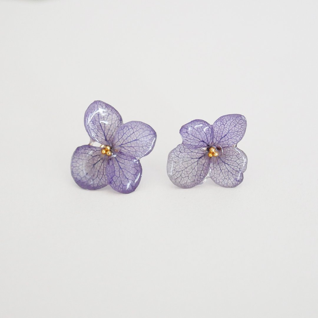 Real hydrangea flower earrings - 耳环/耳夹 - 树脂 蓝色