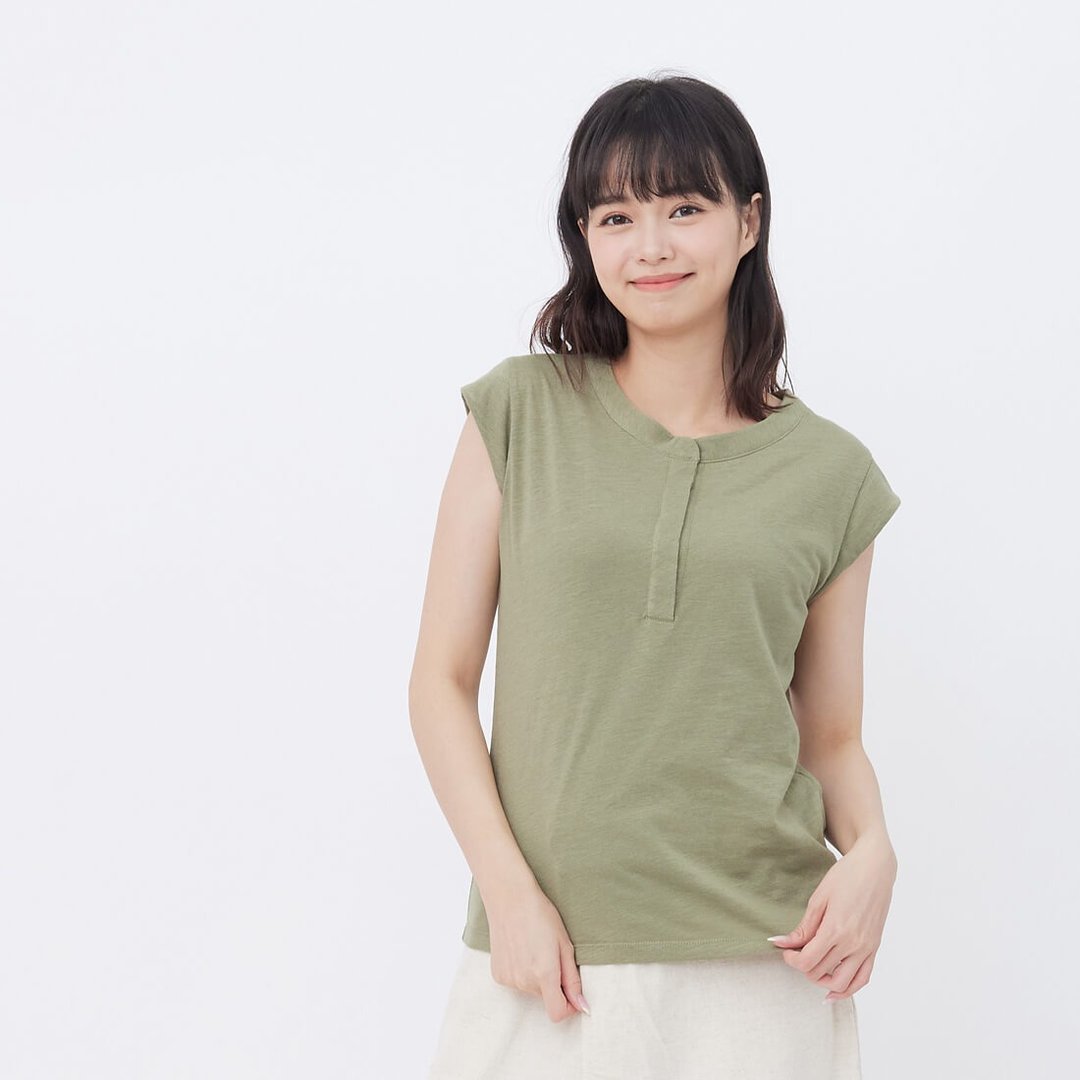 竹节棉半襟小盖袖上衣/軍綠 - 女装上衣 - 棉 绿色