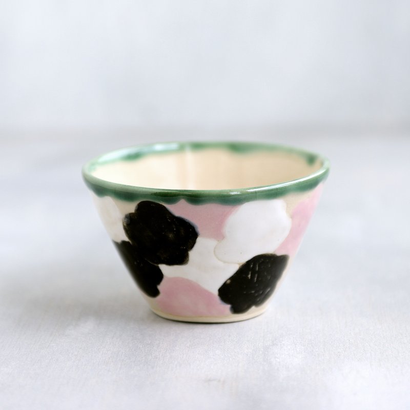 Plum blossom scattered design tea bowl / black and white pink - 碗 - 陶 多色