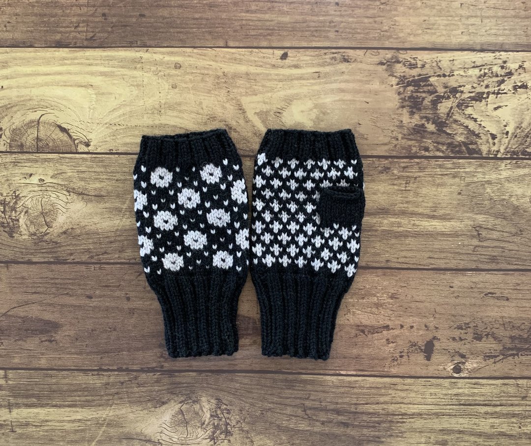 Nordic Traditional Pattern Hand Warmers - Black x Grey - 手套 - 羊毛 黑色
