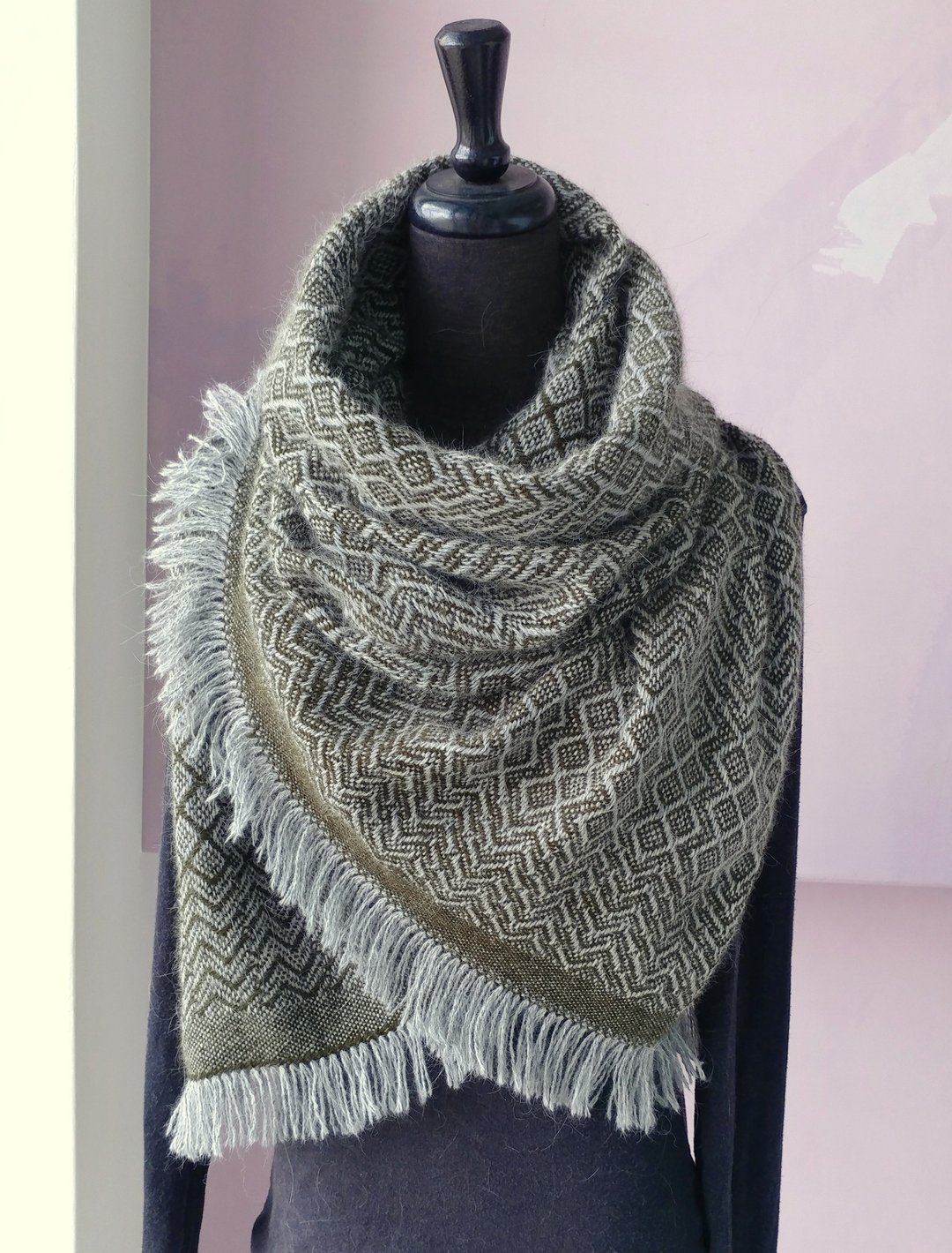 Handwoven by Carina | 手织貂绒披肩 - 围巾/披肩 - 其他材质 多色