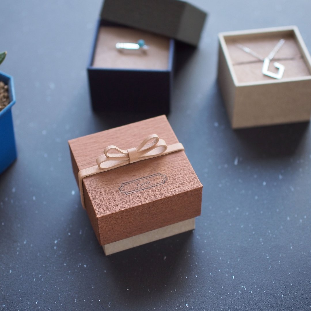 Engravable/Calm Brown) 55x55mm Butterfly ribbon Convey your feelings Genuine leather gift box - 包装材料 - 纸 黑色