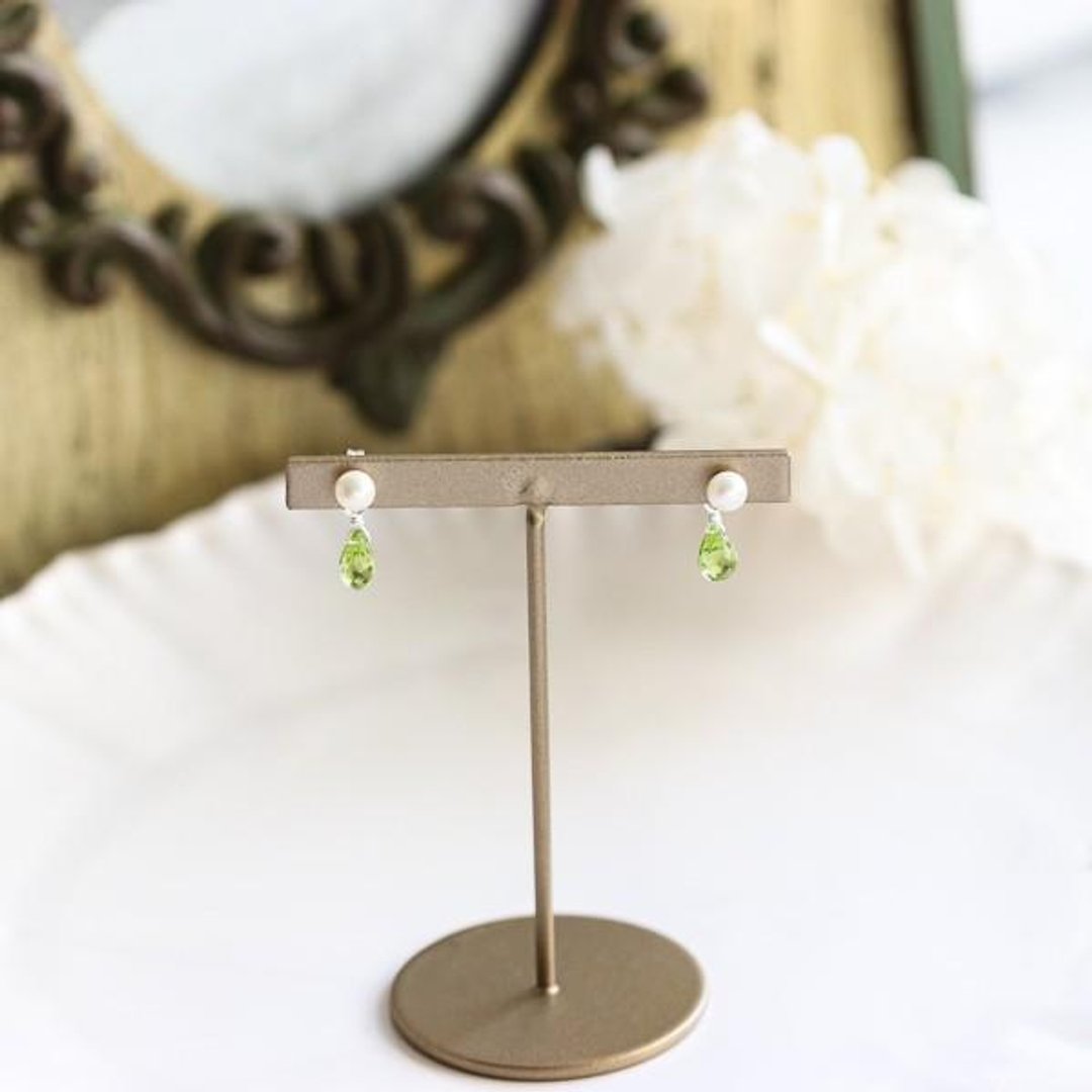 Peace and happiness in mind and body Pearl and peridot back catch earrings August birthstone - 耳环/耳夹 - 宝石 