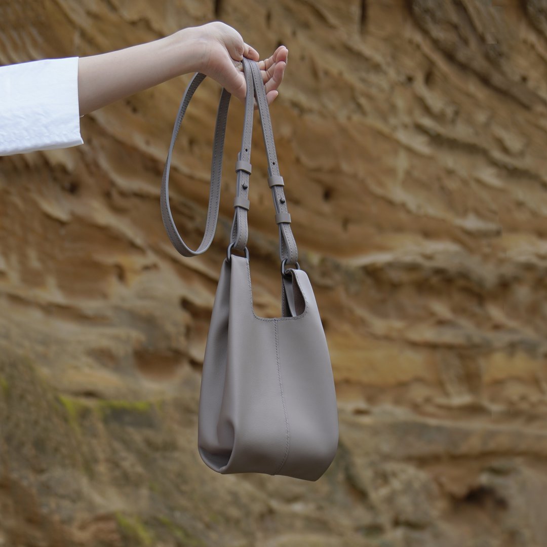 T型斜肩包－TT shoulder bag－S size - 侧背包/斜挎包 - 真皮 灰色