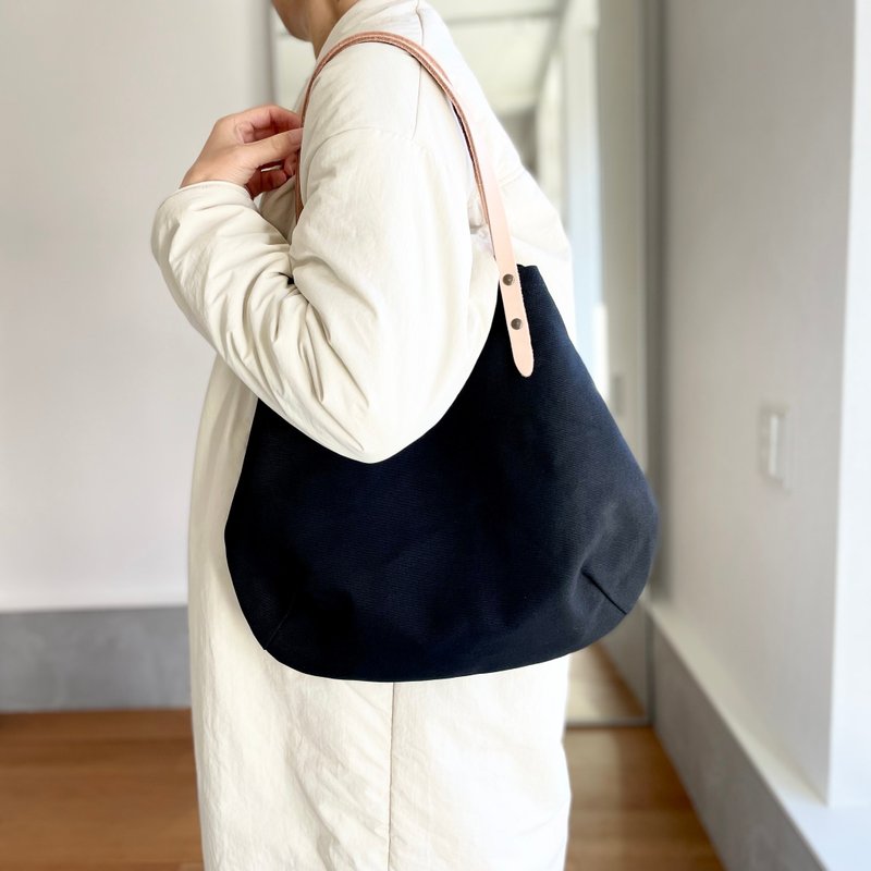 【2024 限量再贩】8 号帆布与极厚植鞣皮革圆形托特包 - M 尺寸【黑色】 - 手提包/手提袋 - 棉．麻 黑色