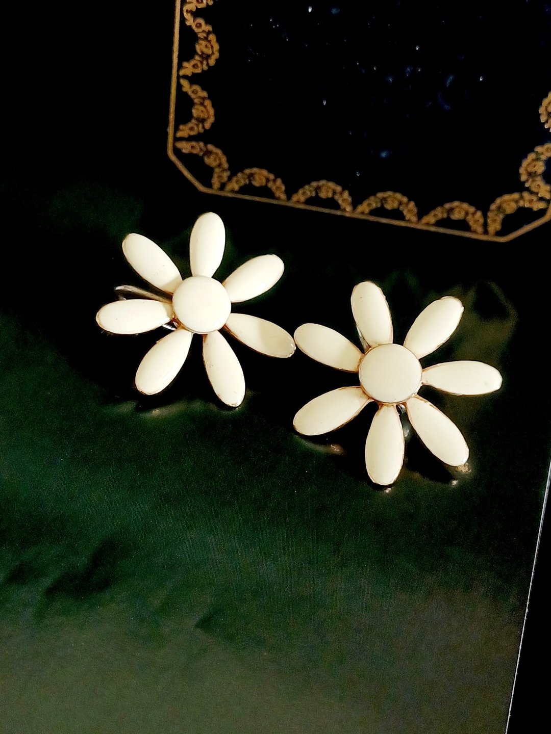 vintage jewelry  俏丽气质珐琅小白花 夹式耳环 - 耳环/耳夹 - 其他金属 