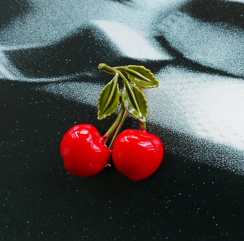 【美国西洋古董饰品】可爱小樱桃 别针  胸针 - 徽章/别针 - 其他材质 金色