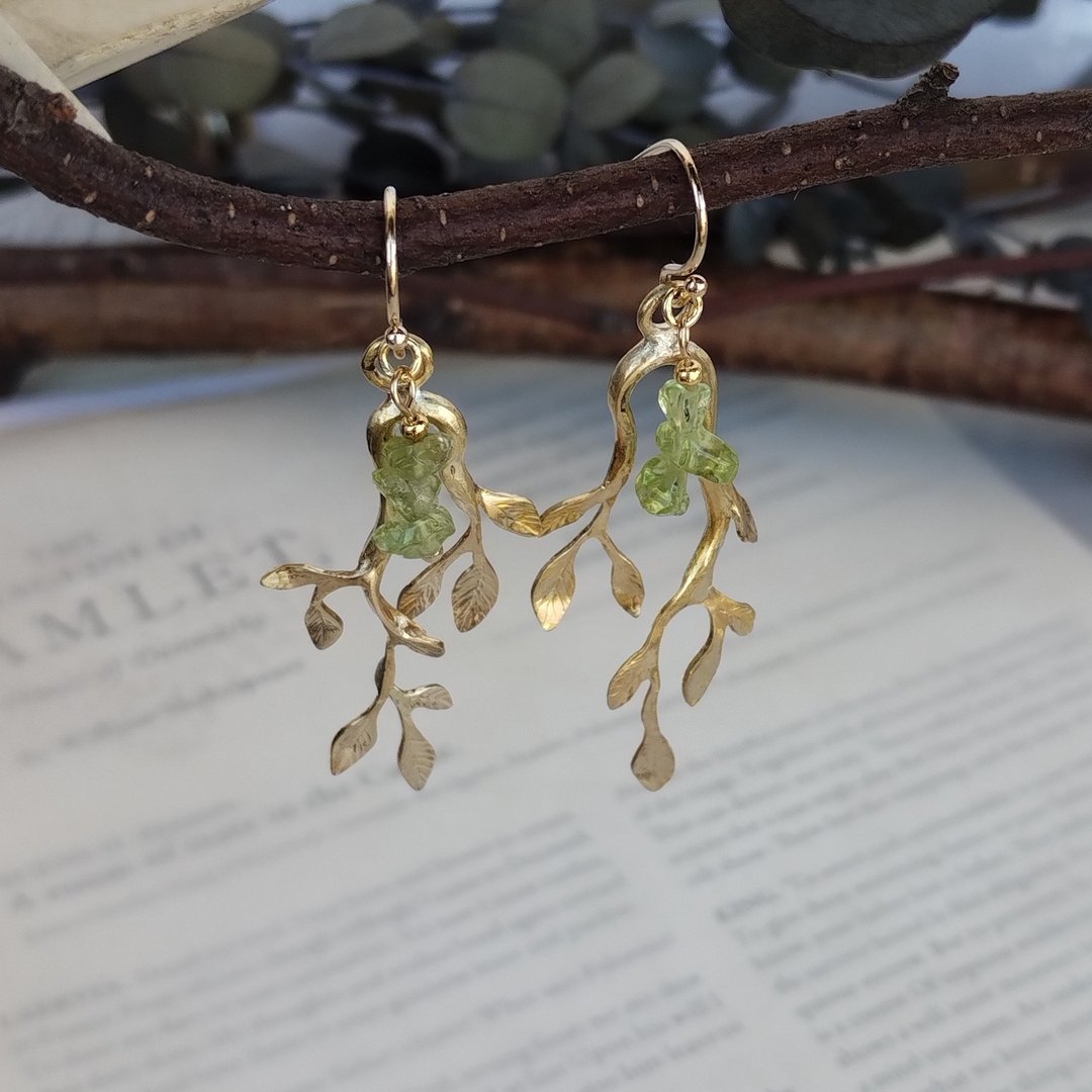 Wind-swaying branch and leaf earrings brass gold peridot - 耳环/耳夹 - 铜/黄铜 金色