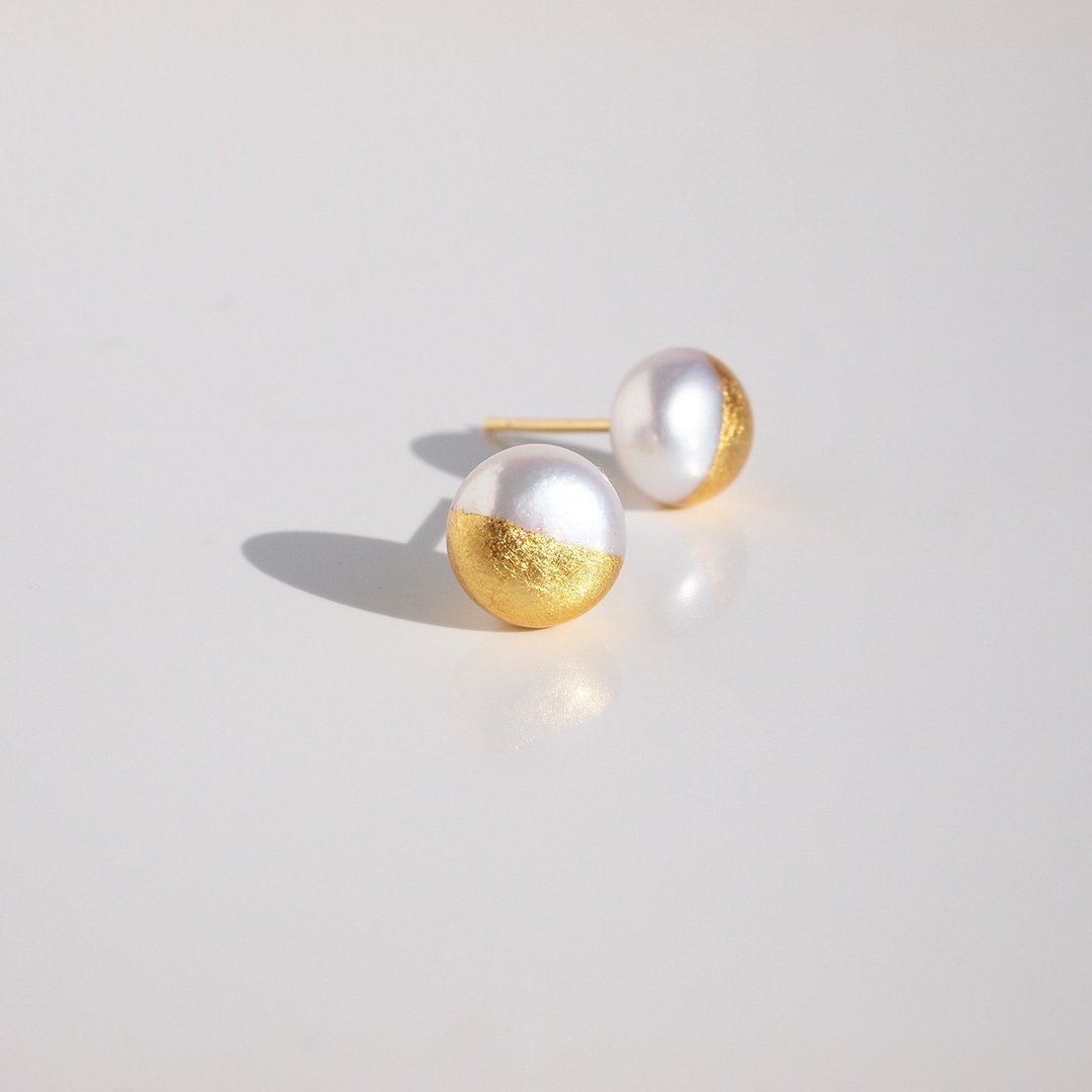 金箔珍珠 耳针・耳夹 Gold and White 8mm 淡水珍珠单颗贴耳式耳针 无过敏 - 耳环/耳夹 - 珍珠 金色