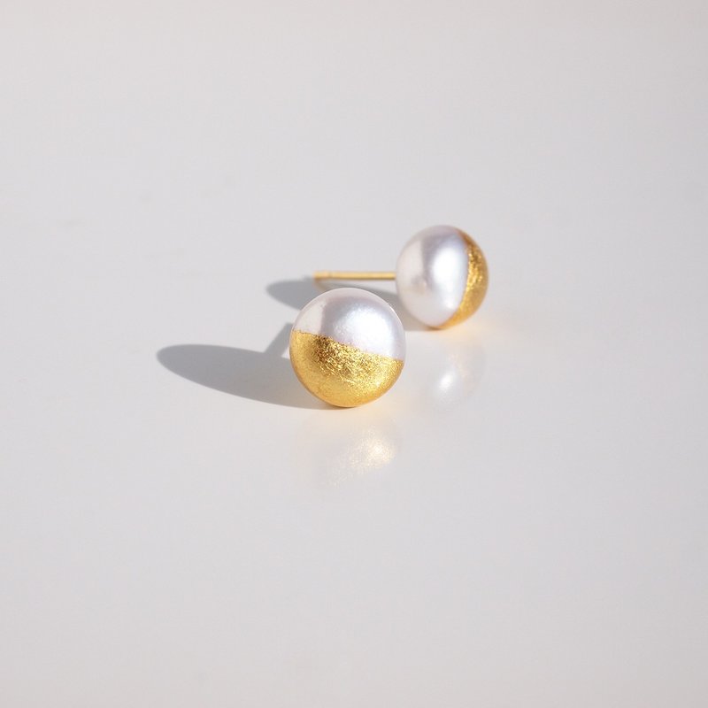 金箔珍珠耳针/耳夹金白8mm 单只淡水珍珠耳针防过敏 - 耳环/耳夹 - 珍珠 金色