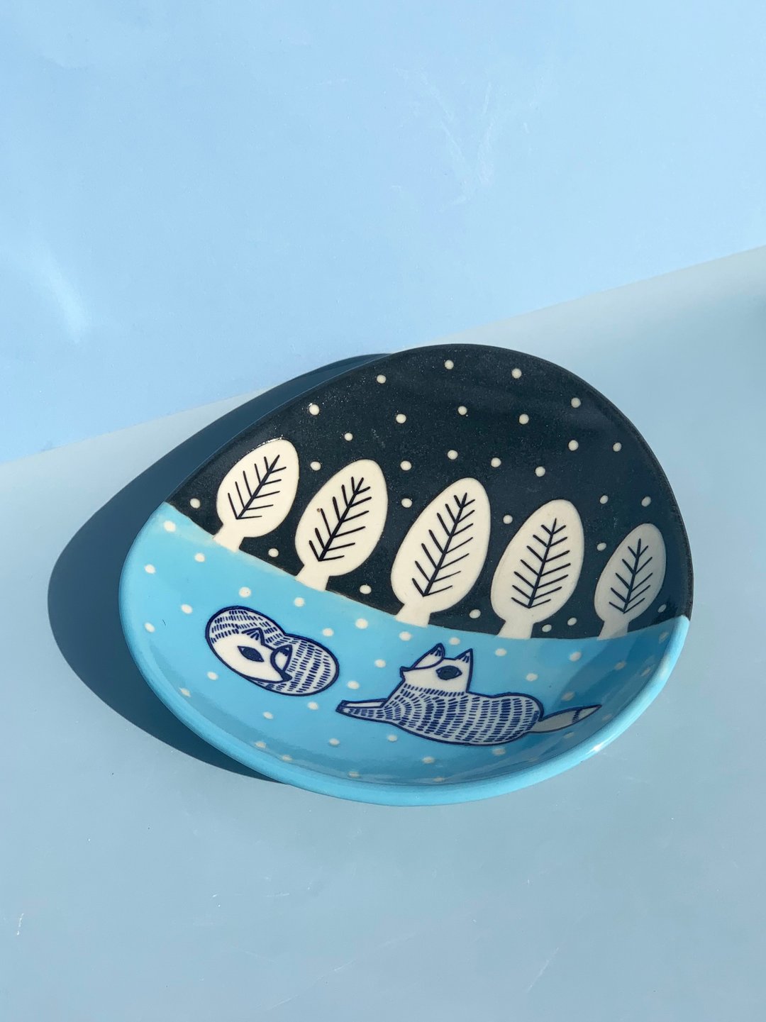 Fox sleep with snow  l ceramics l May&amp;Clay Ceramics Studio - 盘子/餐盘/盘架 - 陶 蓝色