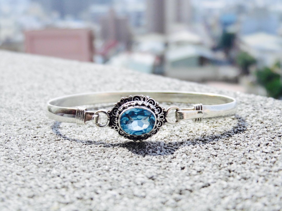 蓝托帕石blue topaz 蕾丝花边925纯银手环手镯 尼泊尔手工镶嵌制作 情人节礼物 生日礼物 - 耳环/耳夹 - 宝石 蓝色