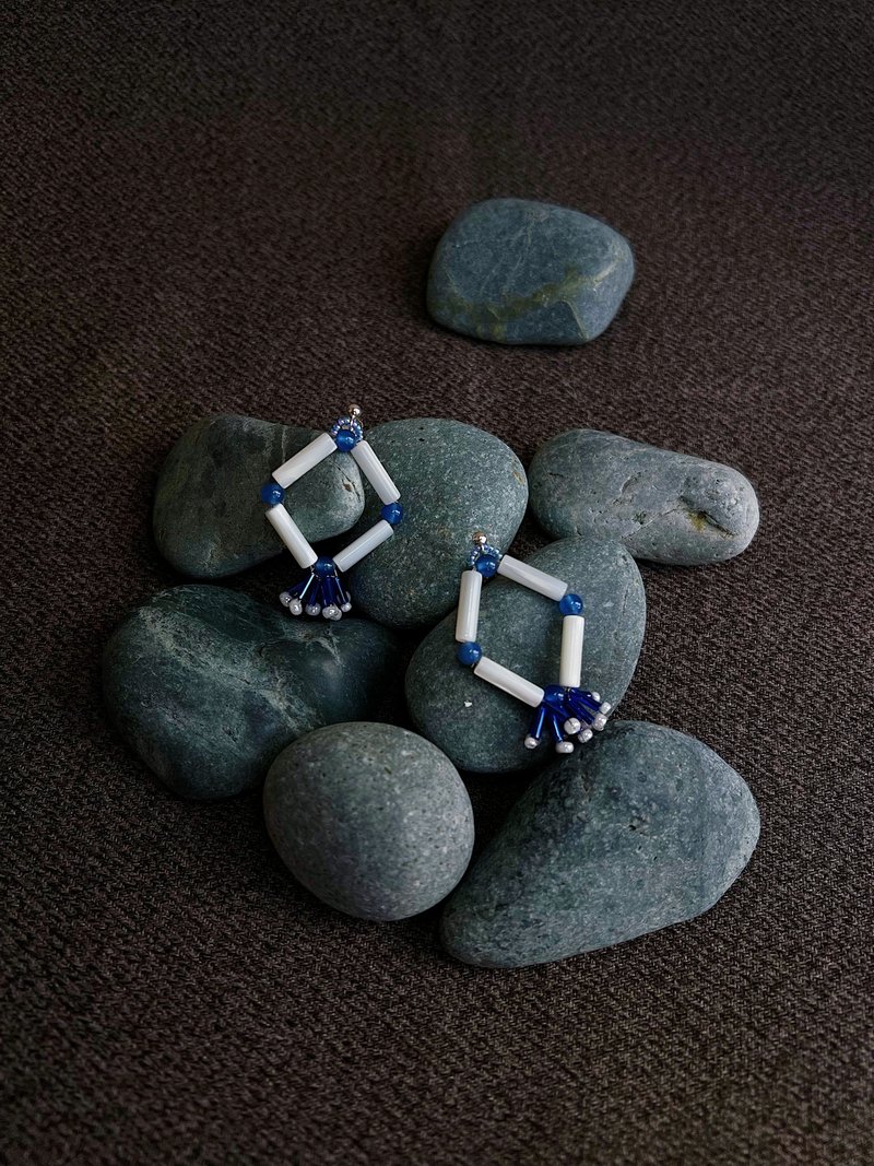 天然蓝玛瑙x白贝圆柱x925银耳环 earrings ピアス イヤリング - 耳环/耳夹 - 贝壳 多色