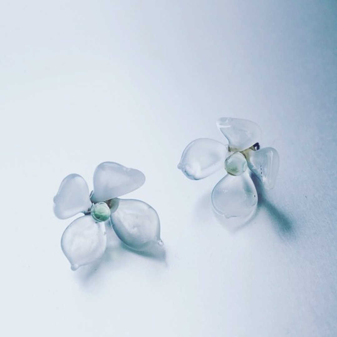 绣球花玻璃耳环 Hydrangea Earring White - 耳环/耳夹 - 玻璃 白色