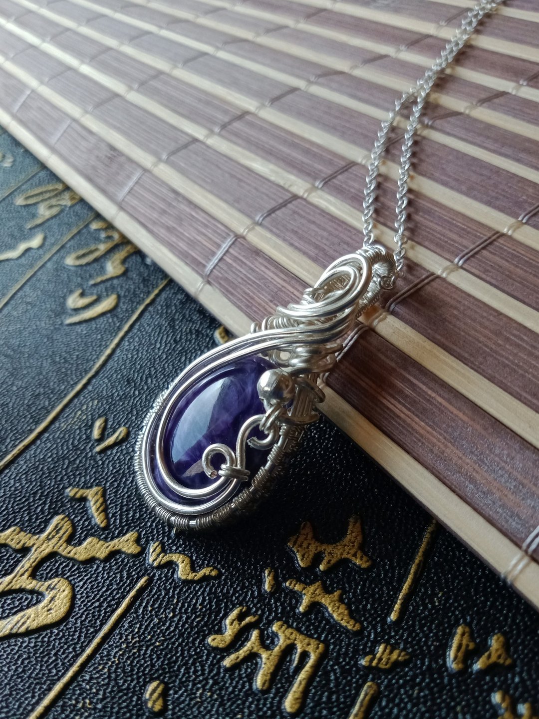 佚名山河。项链。紫龙晶。金属编织。附仿皮绳 - 项链 - 宝石 紫色