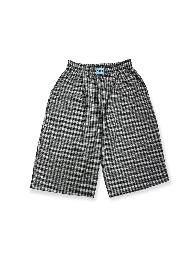 BLACK CHECK PINTUCK BURMUDA PANTS - 中性裤装 - 棉．麻 黑色