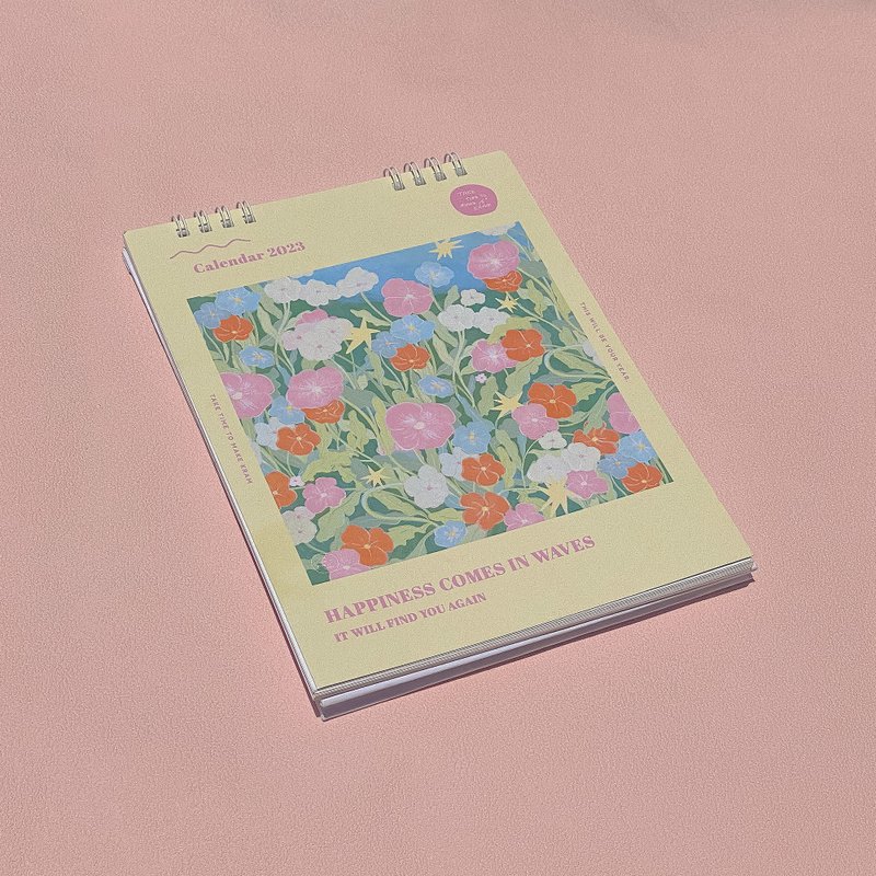 Calendar 2023 - HAPPINESS COMES IN WAVES IT WILL FIND YOU AGAIN. - 年历/台历 - 纸 多色