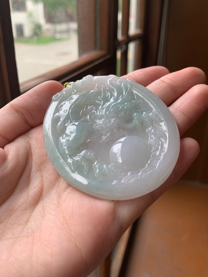 I 苍龙 I 糯化种白底青翡翠龙牌大圆雕刻玉坠子 缅甸玉A货 - 项链 - 玉石 绿色